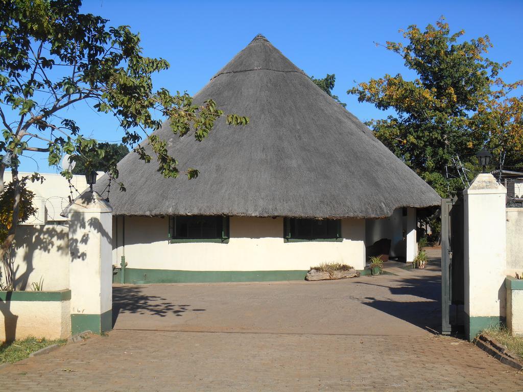 Victoria Falls Budget Hotel Esterno foto